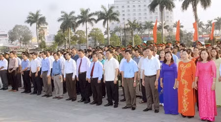 广治省干部与人民敬香缅怀已故越共中央总书记黎笋。