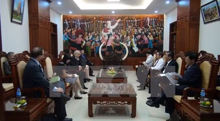 美国国务院负责国际宗教自由的无任所大使大卫·萨博斯坦与嘉莱省领导人举行会谈。（图片来源：越通社）