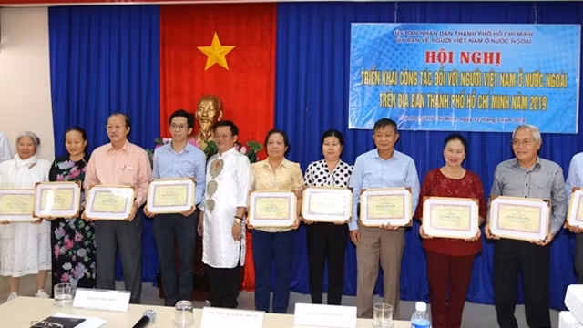 胡志明市旅居海外越南人委员会领导向2018年取得优异成绩的个人和集体授予奖项。