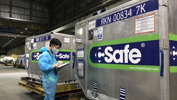 由日本无偿援助的第三批阿斯利康疫苗7月9日抵达胡志明市新山一国际机场。