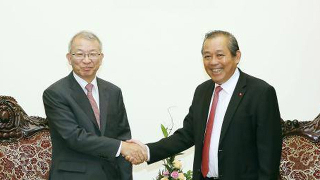 张和平副总理和梁承泰院长。（图片来源：越通社）