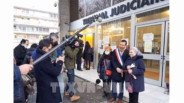 陈素娥女士 （右一）。（图片来源：越通社）