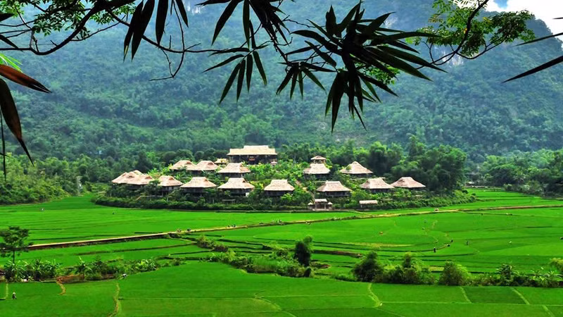 附图：绿色旅游——旅游发展新趋势。