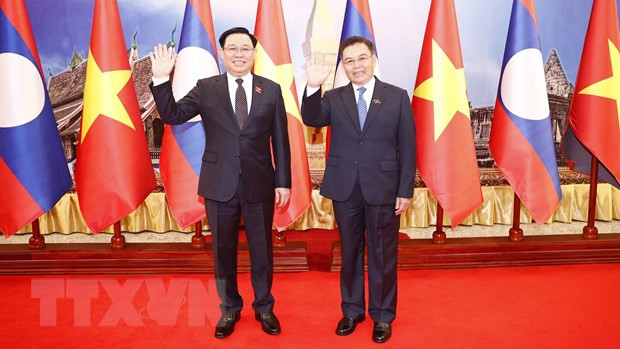 越南国会主席王廷惠和老挝国会主席赛宋蓬·丰威汉。（图片来源：越通社）
