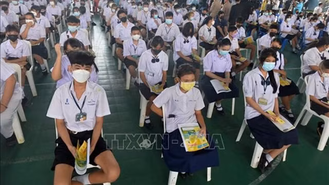 泰国曼谷学生接种疫苗以准备重返校园。