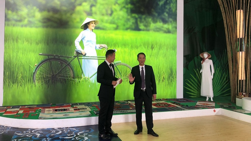 越南驻昆明总领事阮忠孝在越南国家形象展位上推广越南。