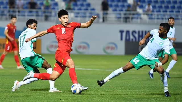 两队球员拼抢。