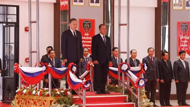 越共中央政治局委员、公安部部长苏林大将率领的越南公安部高级代表团对老挝进行工作访问。（图片来源：越通社）