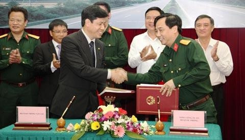合同签署场景。 (Photo: 图片来源：人民报网)