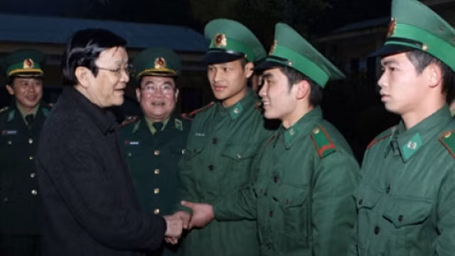 张晋创主席向潭水边防站的干部、战士致以新春祝福。（图片来源：人民报网）