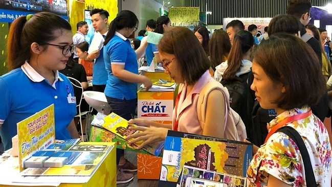 众多人参观展会。（图片来源：信息报）