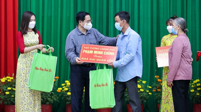 范明正总理向永廉和三平两县的贫困户赠送爱心房。