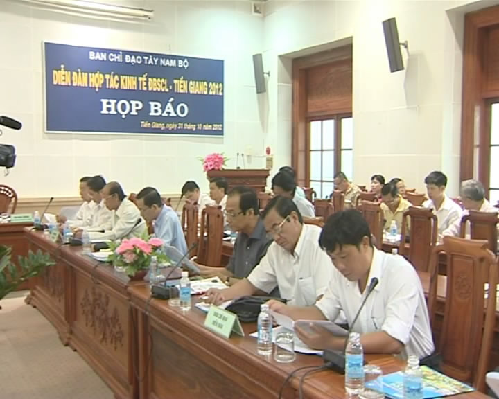 2012年九龙江三角洲—前江经济合作论坛记者招待会现场。