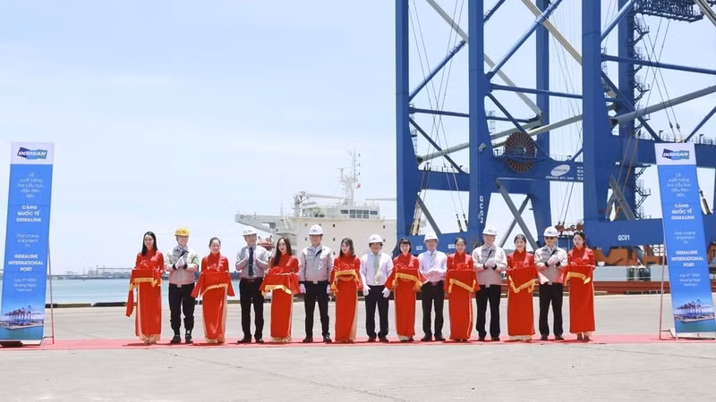 2台超长超重型起重机移交仪式。