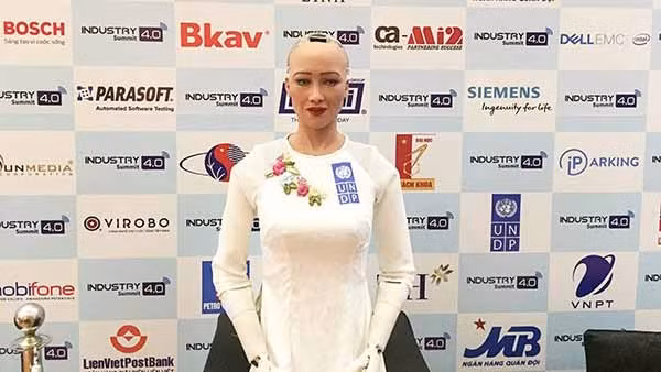 索菲亚穿上越南女性国服——奥黛。