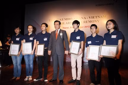 韩国锦湖韩亚集团总裁朴三求和获得奖学金的学生。