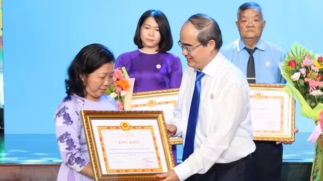 胡志明市市委书记阮善仁向模范个人颁发奖状。（越通社：越通社）