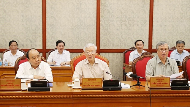 阮富仲同志主持召开中央政治局会议。（图片来源：越通社）