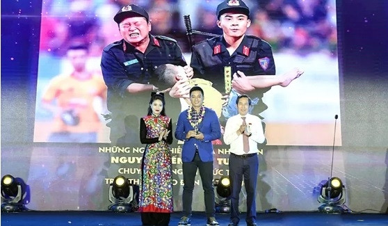 顺友同志向获奖者颁奖。（图片来源：人民报网）