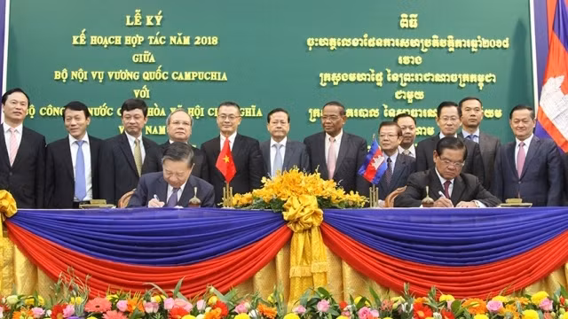 苏林部长和韶肯副首相签署2018年越南公安部和柬埔寨内务部合作计划。