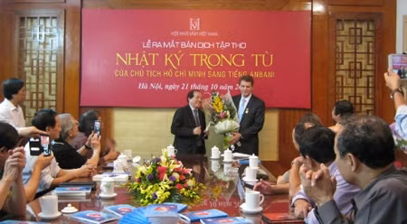 《狱中日记》阿尔巴尼亚文版发行仪式。（图片来源：军队文艺报）