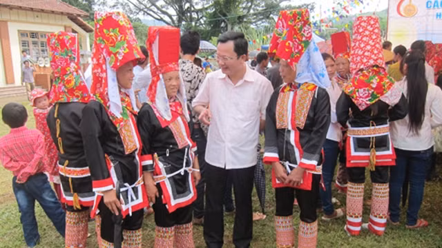 广宁省青判瑶族同胞穿着传统衣服参加节日。