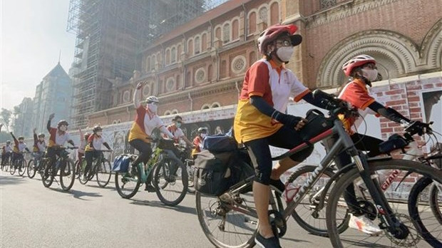 “胡志明市-我喜爱的城市”旅游周启动仪式的民众。