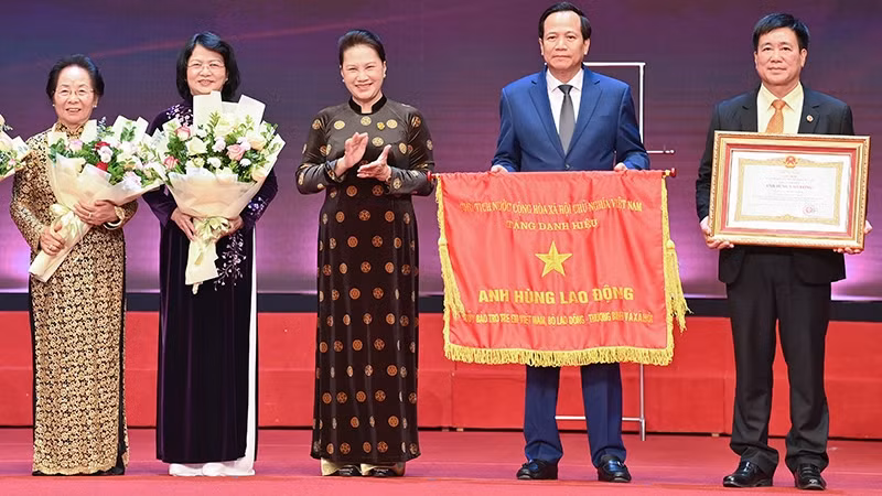 国会主席阮氏金银出席仪式。