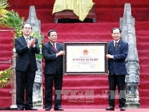 阮善仁副总理向青化省代表颁发蓝京历史遗迹区国家级特殊遗迹区证书。 (Photo: 图片来源：越通社)