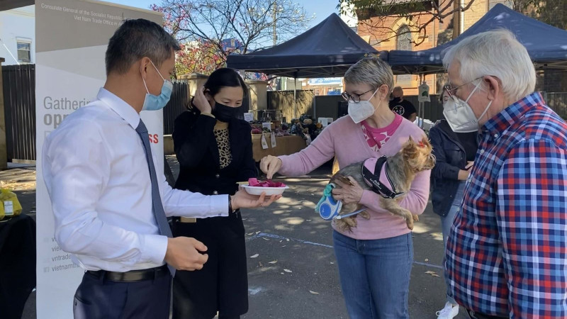 越南驻悉尼总领事阮邓胜请澳大利亚友人品尝越南产品。（图片来源：越通社）