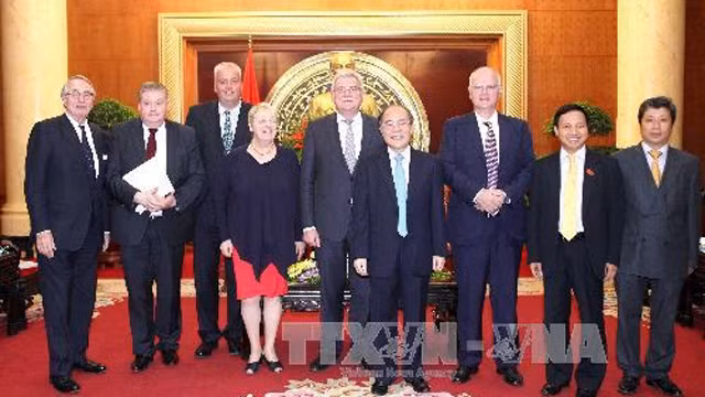 越南国会主席阮生雄同欧洲议会欧洲——东南亚和东盟友好议员小组合影。 (Photo: 图片来源：越通社)
