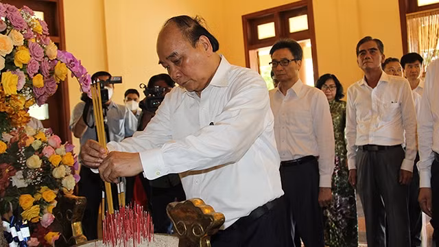 国家主席阮春福上香缅怀已故总理武文杰。