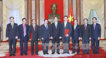 陈大光主席与新任大使合影留念。（图片来源：越通社）
