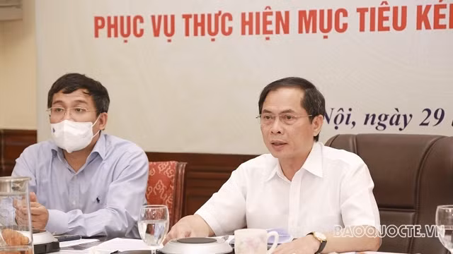 外交部部长裴青山在会上发言。