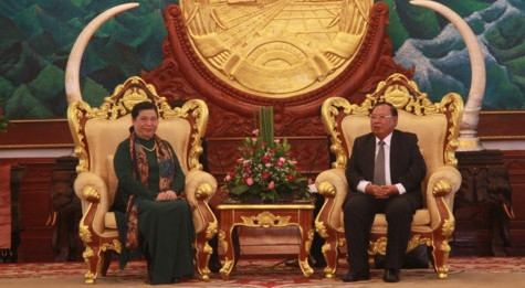 老挝人民革命党中央总书记、国家主席本扬•沃拉吉会见越南国会常务副主席丛氏放。（图片来源：VOV））