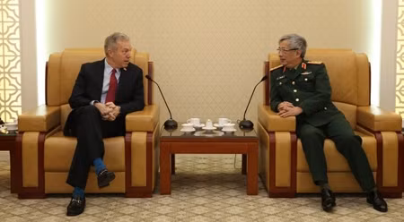 越南国防部副部长阮志咏上将会见美国驻越大使特德•奥修斯。（图片来源：越南共产党电子报）