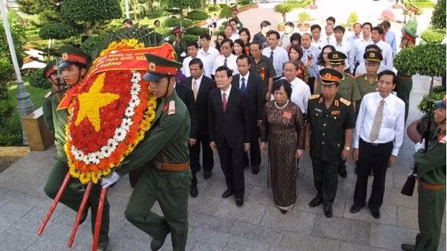 与会代表向英雄烈士献花圈。 (Photo: 图片来源：baothainguyen.org.vn)