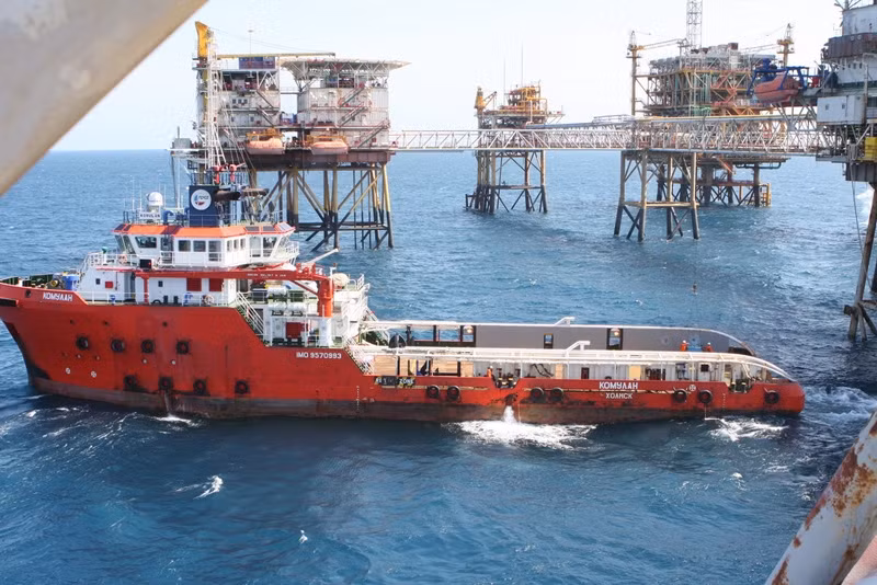 运输船给钻井提供物资、设备。 (Photo: 图： 河泰 摄)