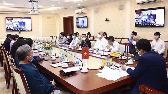 越南与古巴投资工作组线上会议河内分场。（图片来源：VGP）