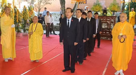 张和平副总理出席释真善和尚的葬礼。（图片来源：VGP）
