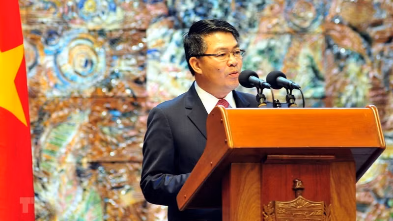 越南驻古巴海外事业部党委书记黎青松大使。