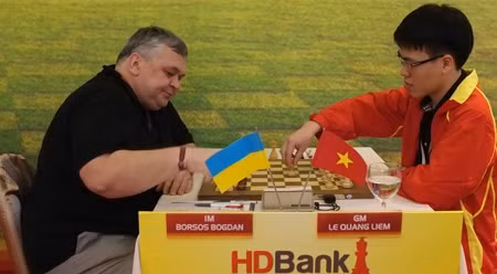越南棋手黎光廉与波苏斯•博丹进行较量。（图片来源：民智报网）