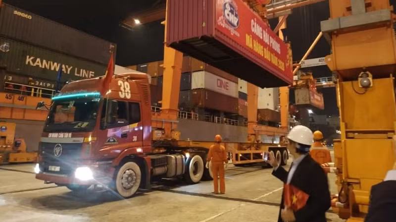 海防港迎接2020年新年首批货物进港。（图片来源：VOV）