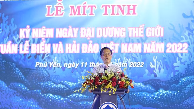 中央经济部部长陈俊英在纪念典礼上发表讲话。
