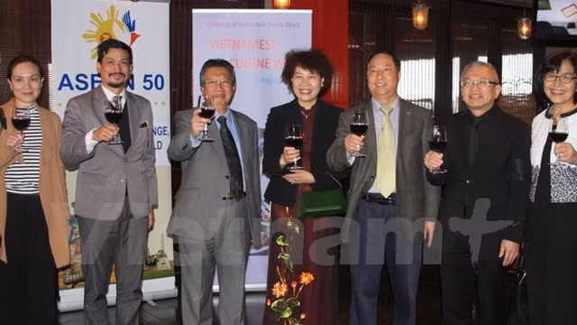 各位代表出席开幕式。（图片来源：越通社）