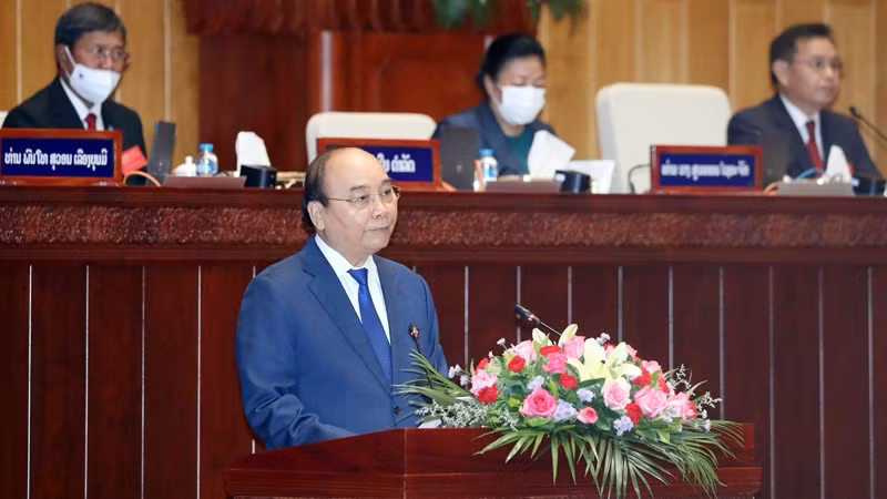 越南国家主席阮春福在老挝新国会大厦举行的会议上发表讲话。（图片来源：越通社）