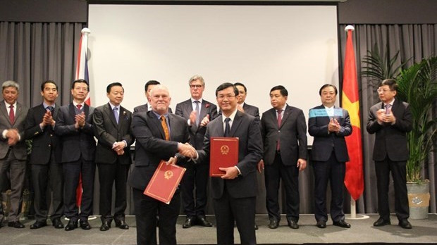 阮文福副部长与英国文化协会总干事查理·沃克签署越南教育培训部与英国文化协会之间教育合作谅解备忘录。（图片来源：越通社）