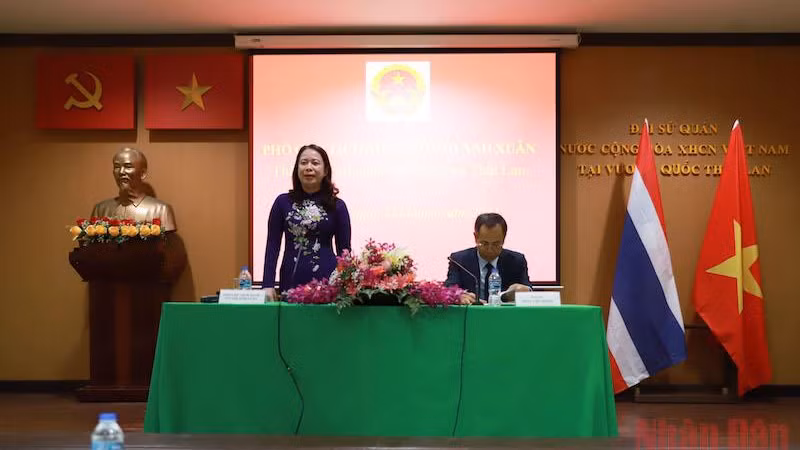 越南国家副主席武氏映春与越南驻泰国大使馆干部人员会面。