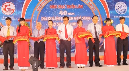 “胡志明市科学与技术40年发展历程”展览会开展剪彩仪式。（图片来源：越南人民军队报）