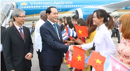 陈大光主席抵达哈瓦那何塞•马蒂国际机场。（图片来源：越通社）